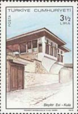 3½ liralık 1978 pulu: Türkiye Cumhuriyeti yazısı altında, taş duvarlı sokaktan görünen geniş saçaklı Beyler Evi. Altında Beyler Evi – Kula yazıyor.