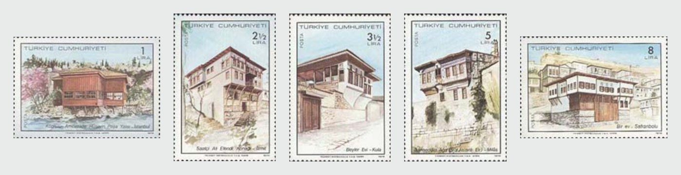 Geleneksel Türk Evleri 1978 serisinin beş pulu yan yana: İstanbul'da bir yalı, İzmir'de bir konak, Kula'daki Beyler Evi, Milas'ta bir ev ve Safranbolu'da bir ev.